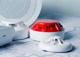 Brandmeldezentrale und Rauchmelder